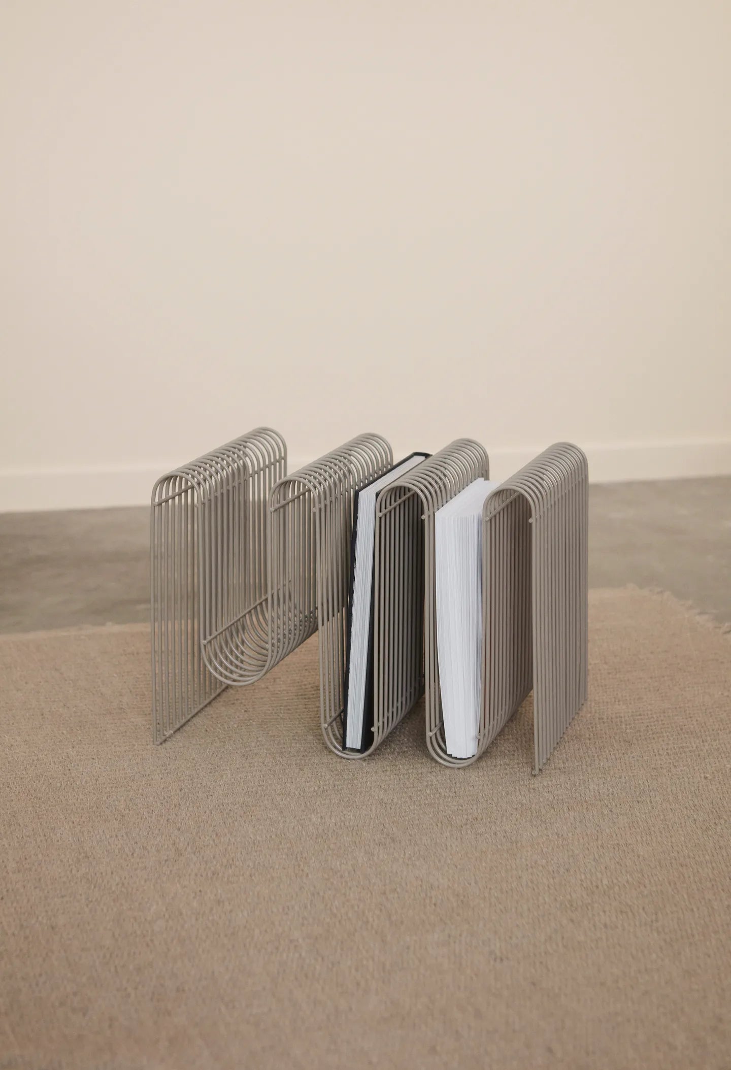 AYTM Curva - Newspaper Stand