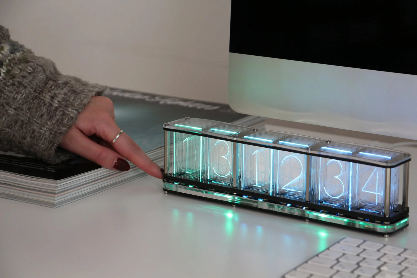 DETAIL RGB Tube Clock