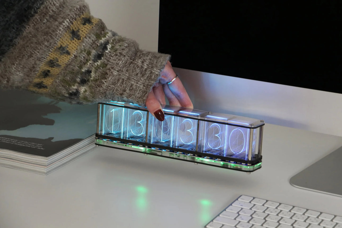 DETAIL RGB Tube Clock